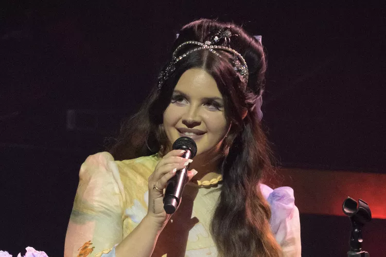 You are currently viewing Lana Del Rey’s Shocking Secret Job Revealed: You Won’t Believe Where She’s Working!